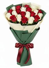 Букет Микс из красных и белых роз в Вешкайме