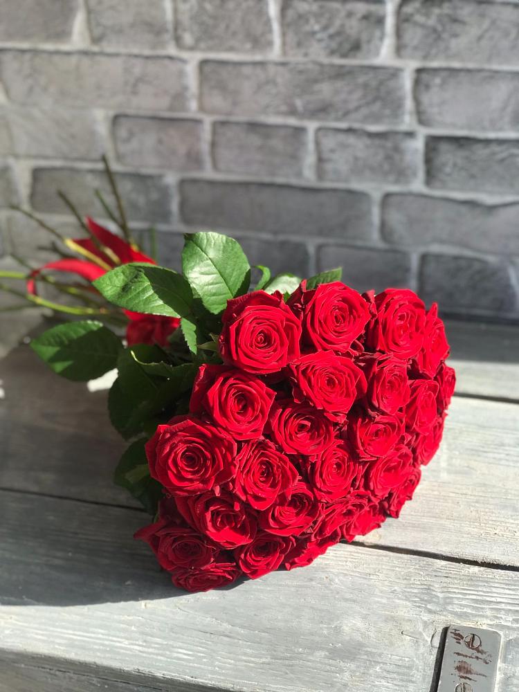 Букет Красные розы Фридом в Вешкайме