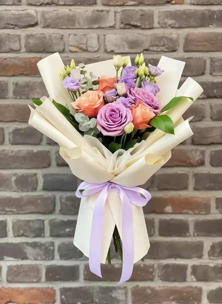 Букет цветов из: Лизиантусы и Розы в Вешкайме