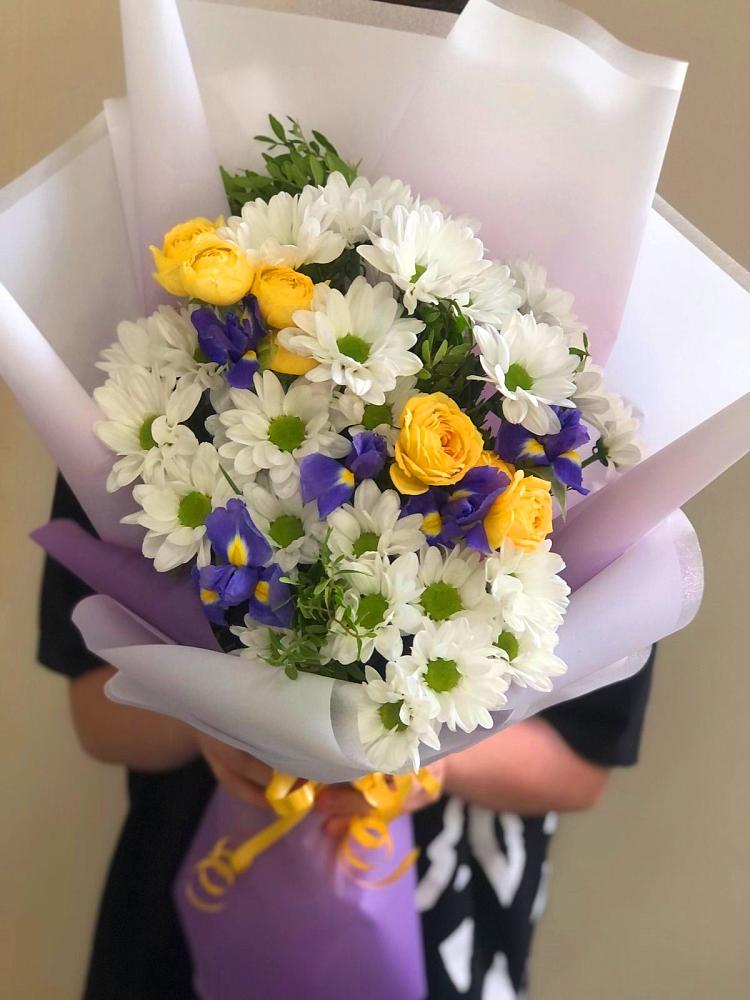 Букет цветов из: Ирисы, Хризантемы и Розы в Вешкайме