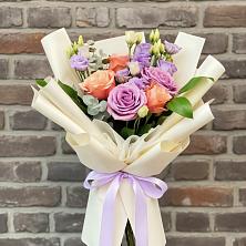 Букет цветов из:  Лизиантусы и Розы в Вешкайме