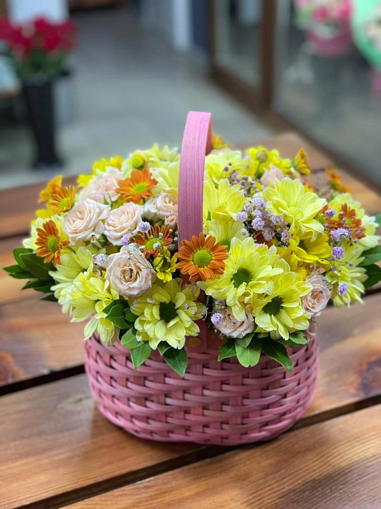 Цветочная композиция из Хризантемы и Розы в корзине в Вешкайме
