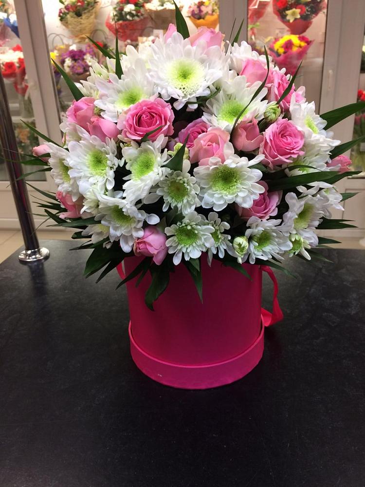 Цветочная композиция из Розы и Хризантемы в шляпной коробке в Вешкайме