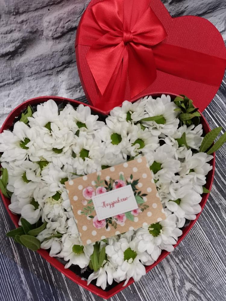 Цветочная композиция из Хризантемы в виде сердца в Вешкайме