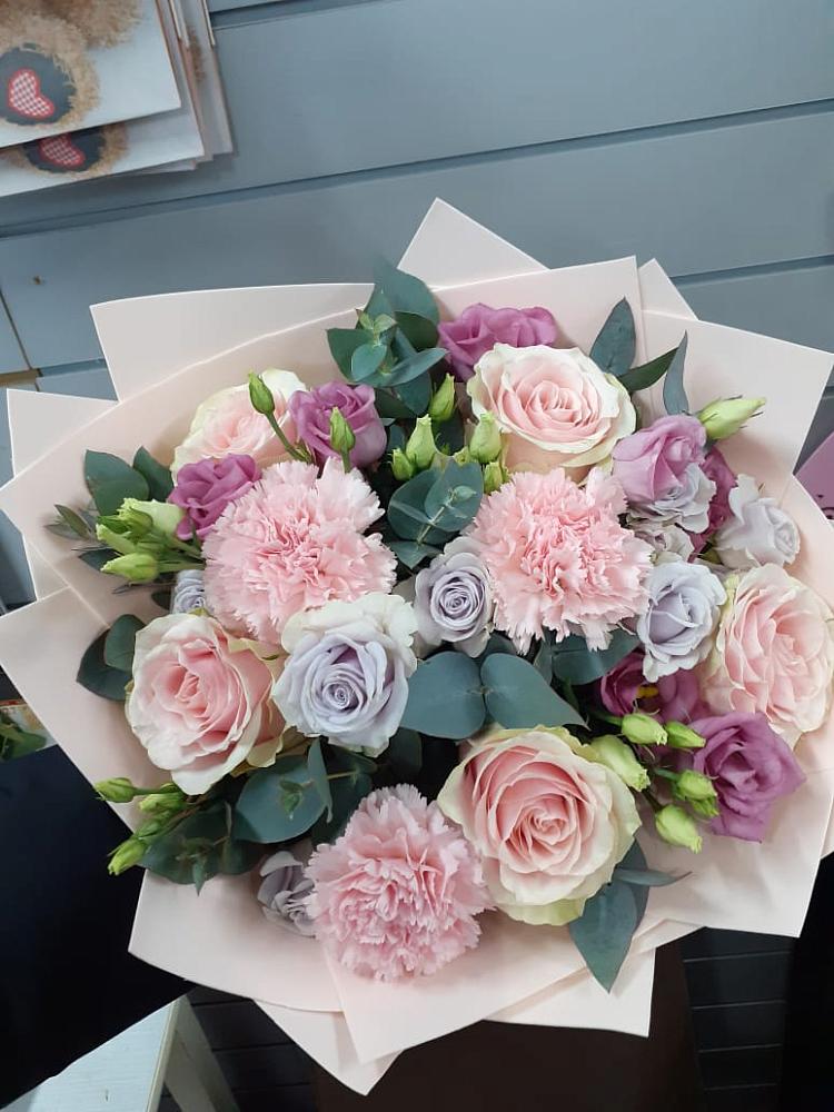 Букет цветов из: Розы, Гвоздики и Лизиантусы в Вешкайме